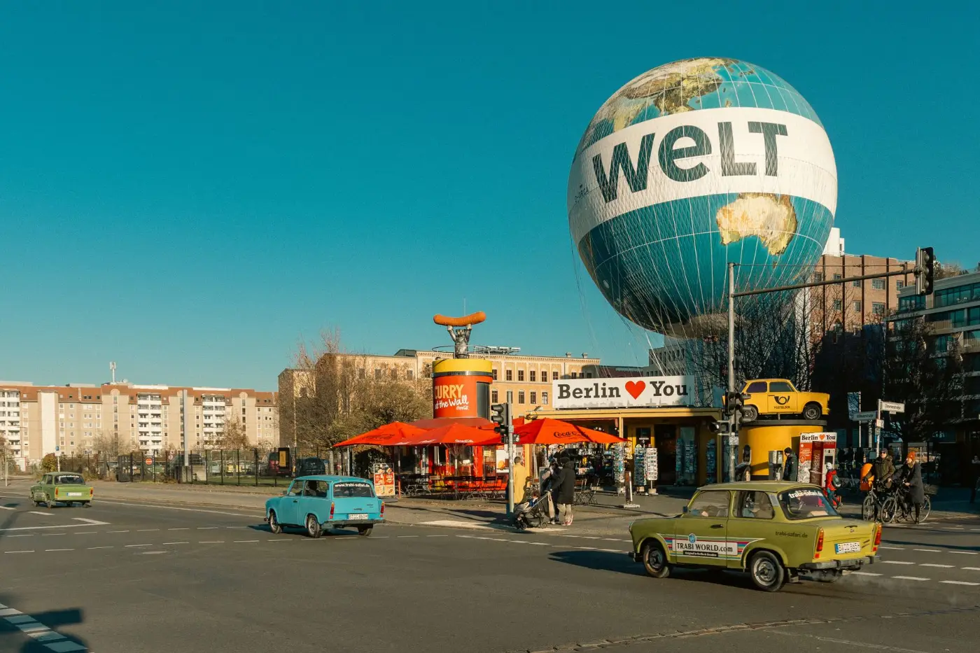 Berliner Straßenzug mit Gewerbe und Verkehr am Tag, Symbolbild