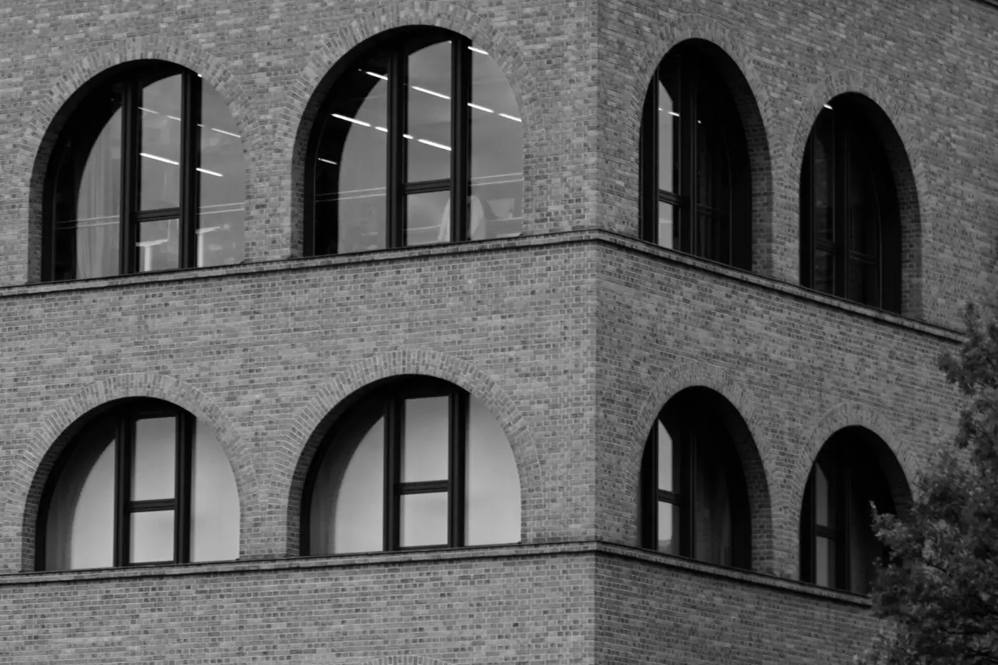 Fassade eines Stadthauses mit Rundbogenfenstern, Symbolbild