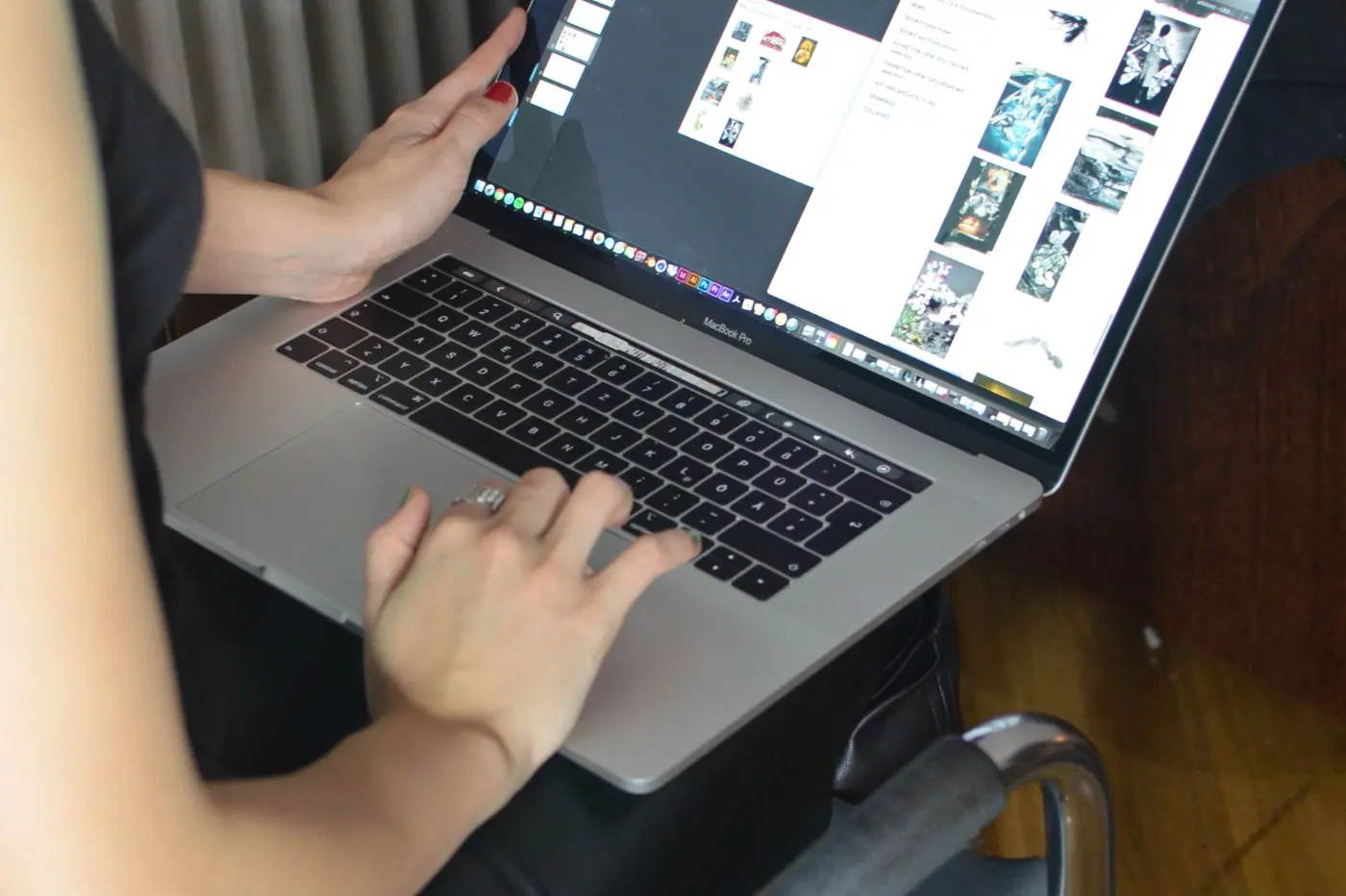 Hände tippen auf einem Laptop