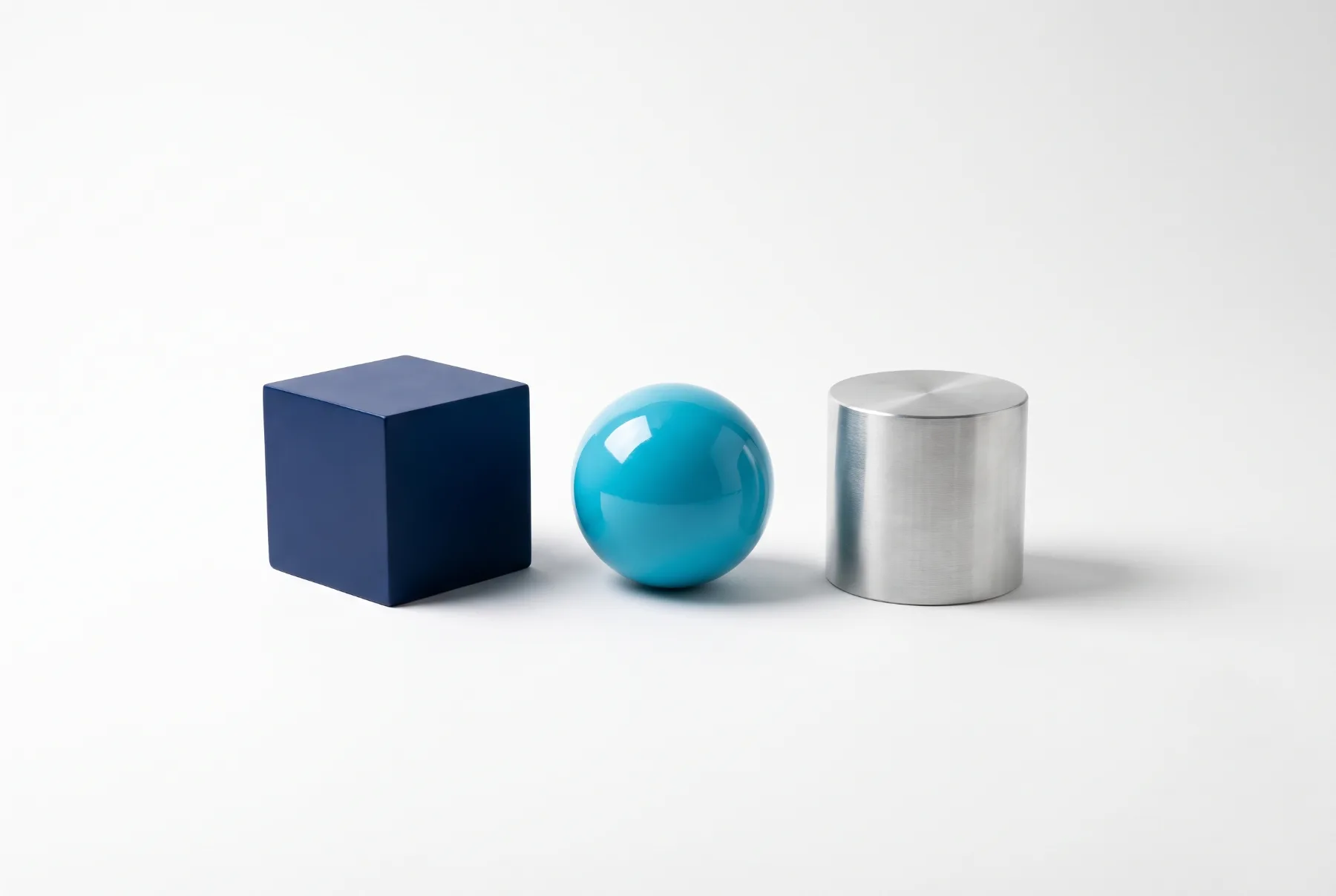 Packshot geometrischer Objekte in Navy und Cyan auf Wei&szlig;