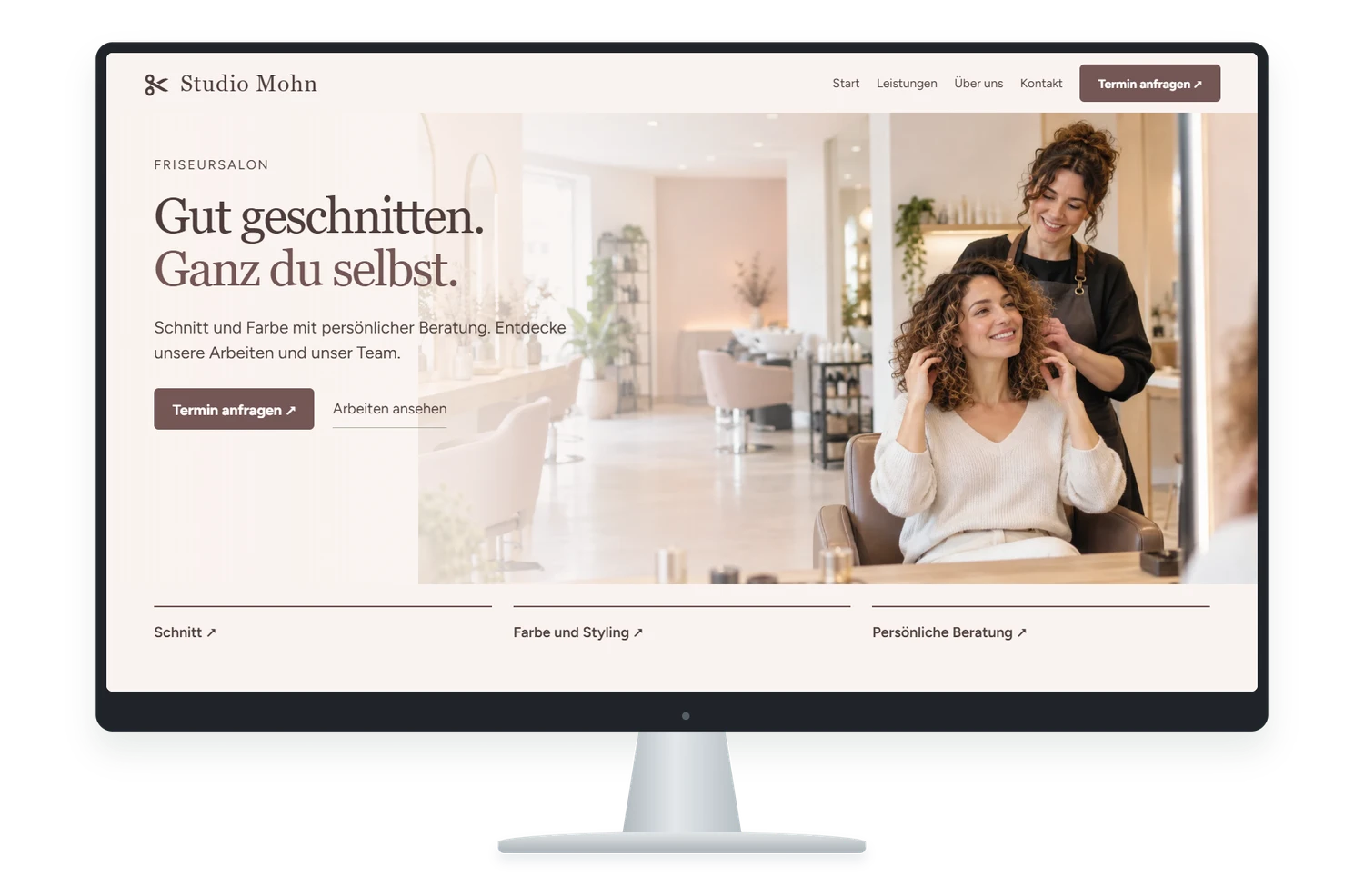 Fiktives Website Designbeispiel für Friseursalon auf einem Monitor