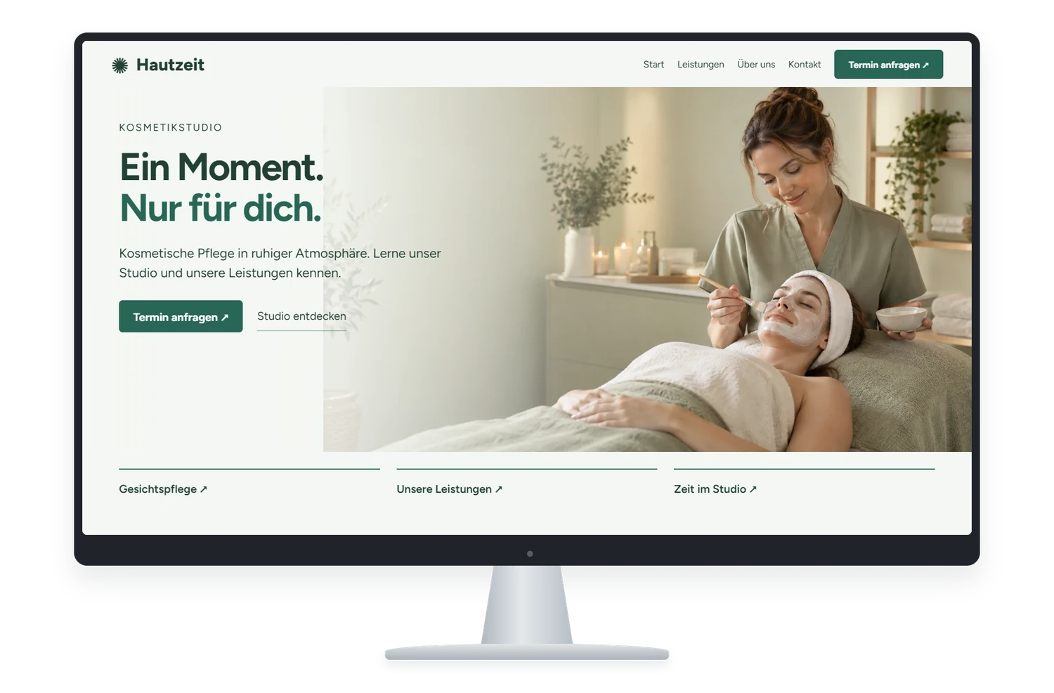 Fiktives Website Designbeispiel für Kosmetikstudio auf einem Monitor